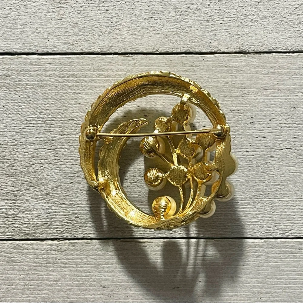 Vintage Trifari Gold Tone Pearl Cluster Textured Swirl Wreath Brooch Pin